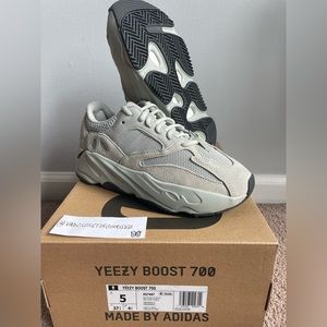 Yeezy 700 “Salt”